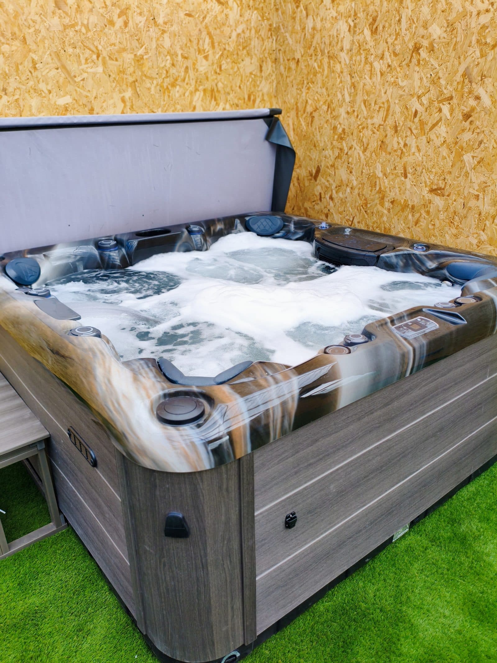 Hot tub bubbling, ready to use